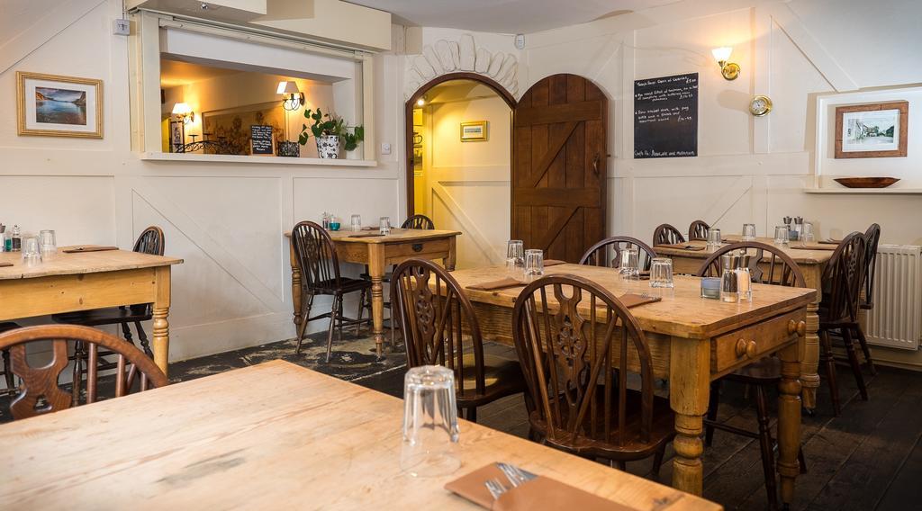 The Chetnole Inn Bagian luar foto