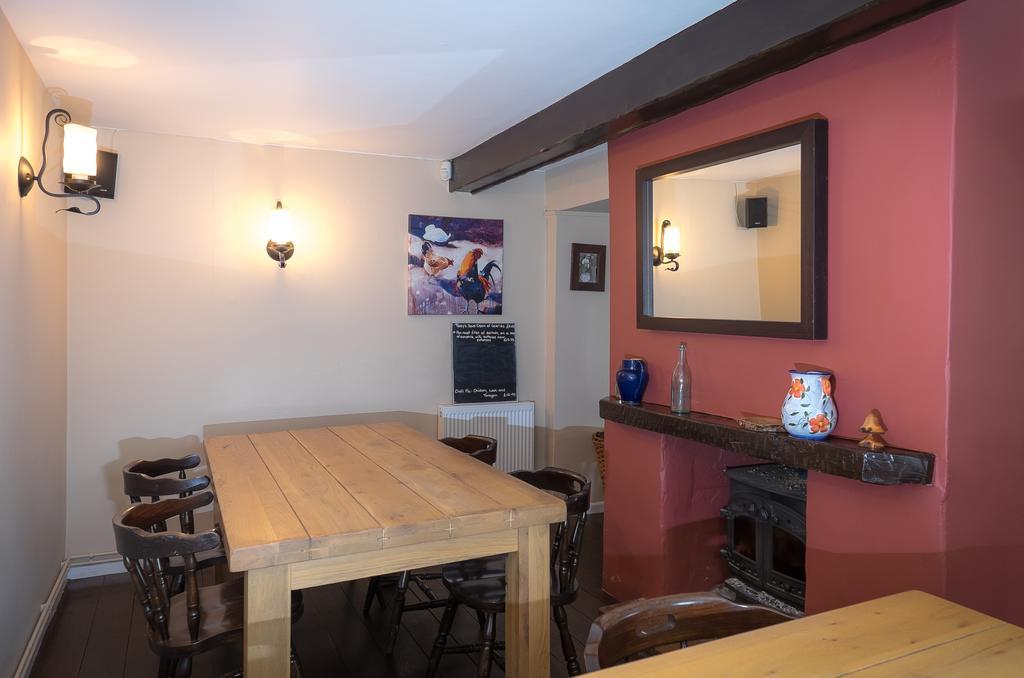 The Chetnole Inn Bagian luar foto