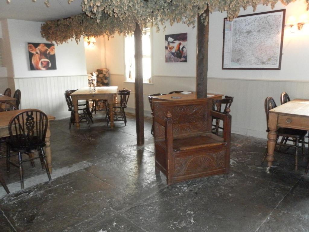 The Chetnole Inn Bagian luar foto